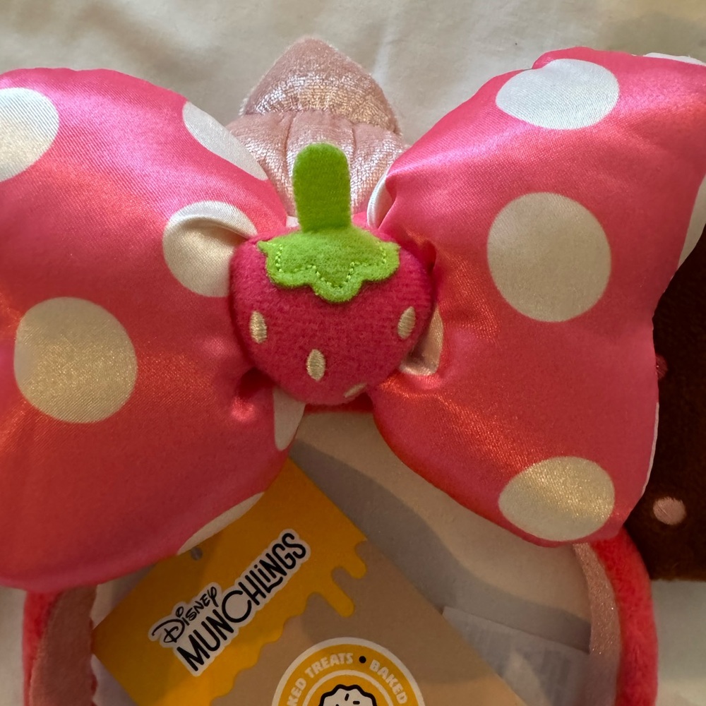 DISNEY MINNIE MOUSE STRAWBERRY MUNCHLINGS EARS - Picture 3 of 5
